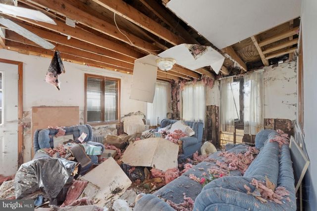 210 ROBERTS ST, Fairmont, WV 26554