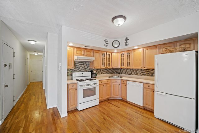 71-34 162nd 3, Fresh Meadows, NY 11365
