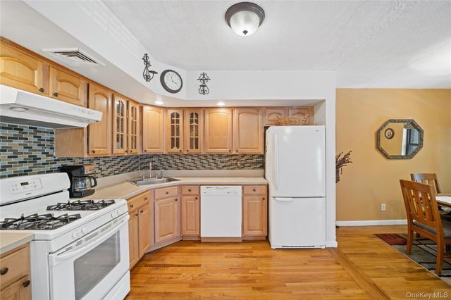 71-34 162nd 3, Fresh Meadows, NY 11365