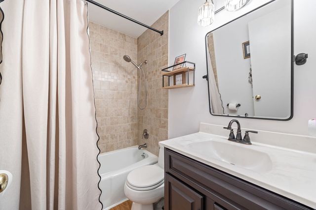 425 N Alfred Avenue, Elgin, IL 60123