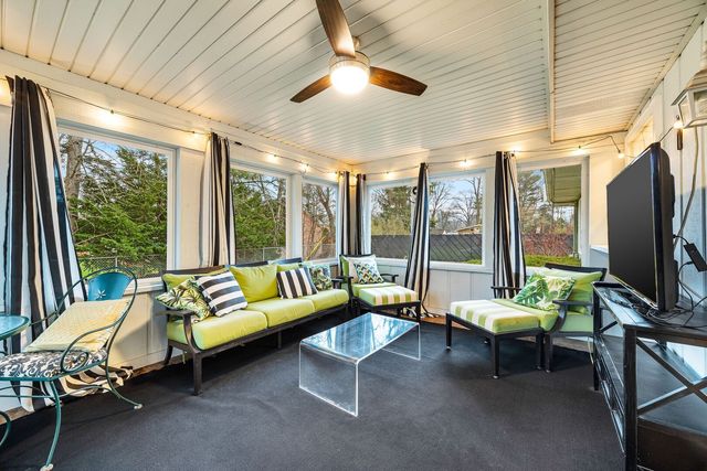 425 N Alfred Avenue, Elgin, IL 60123