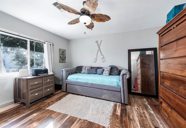 325 Ling Street, Bayou Vista, TX 77563