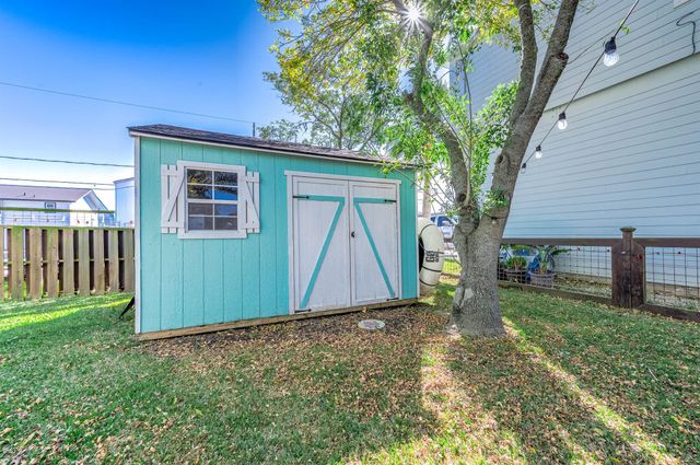 325 Ling Street, Bayou Vista, TX 77563