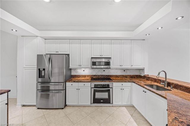 1840 Les Chateaux BLVD 302, Naples, FL 34109