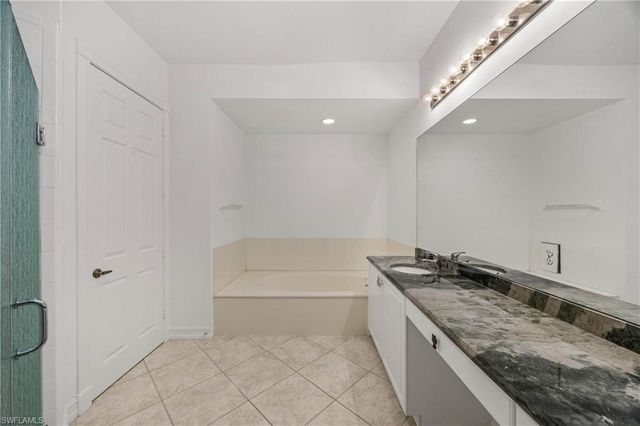 1840 Les Chateaux BLVD 302, Naples, FL 34109