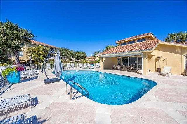 1840 Les Chateaux BLVD 302, Naples, FL 34109