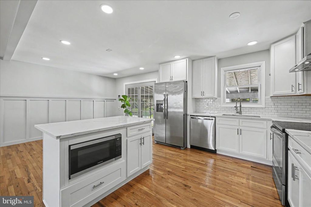Image 10 of property listing at 401 GROVE RIDGE CT, Linthicum Heights, MD 21090