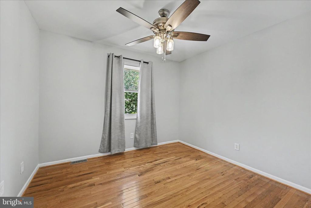 Image 13 of property listing at 401 GROVE RIDGE CT, Linthicum Heights, MD 21090