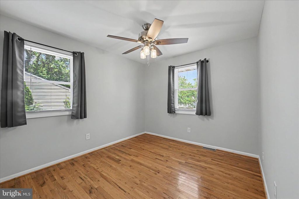 Image 14 of property listing at 401 GROVE RIDGE CT, Linthicum Heights, MD 21090