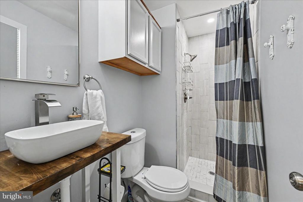 Image 18 of property listing at 401 GROVE RIDGE CT, Linthicum Heights, MD 21090