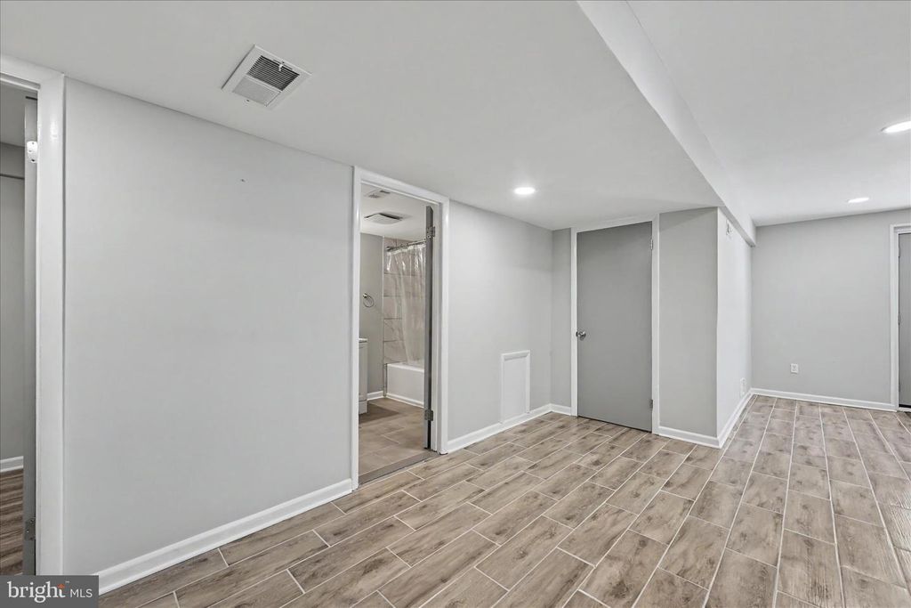Image 21 of property listing at 401 GROVE RIDGE CT, Linthicum Heights, MD 21090