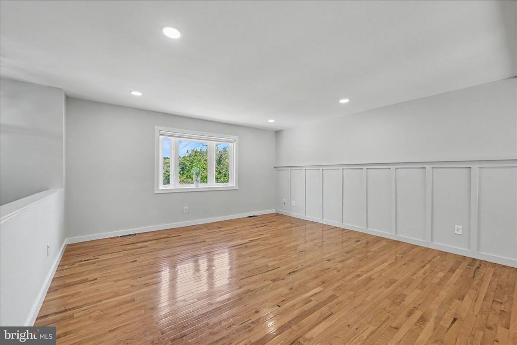 Image 4 of property listing at 401 GROVE RIDGE CT, Linthicum Heights, MD 21090