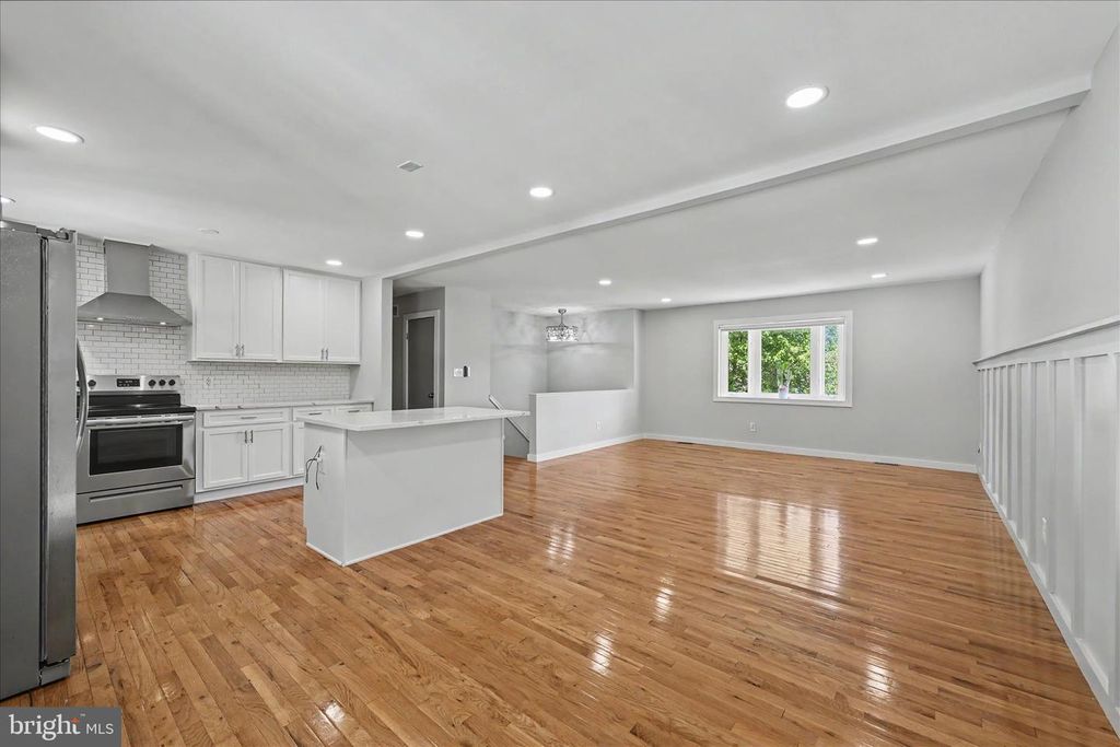 Image 5 of property listing at 401 GROVE RIDGE CT, Linthicum Heights, MD 21090