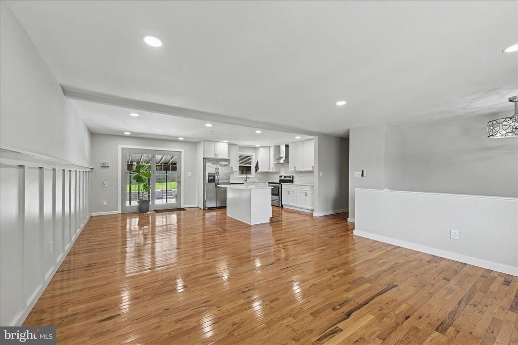 Image 6 of property listing at 401 GROVE RIDGE CT, Linthicum Heights, MD 21090