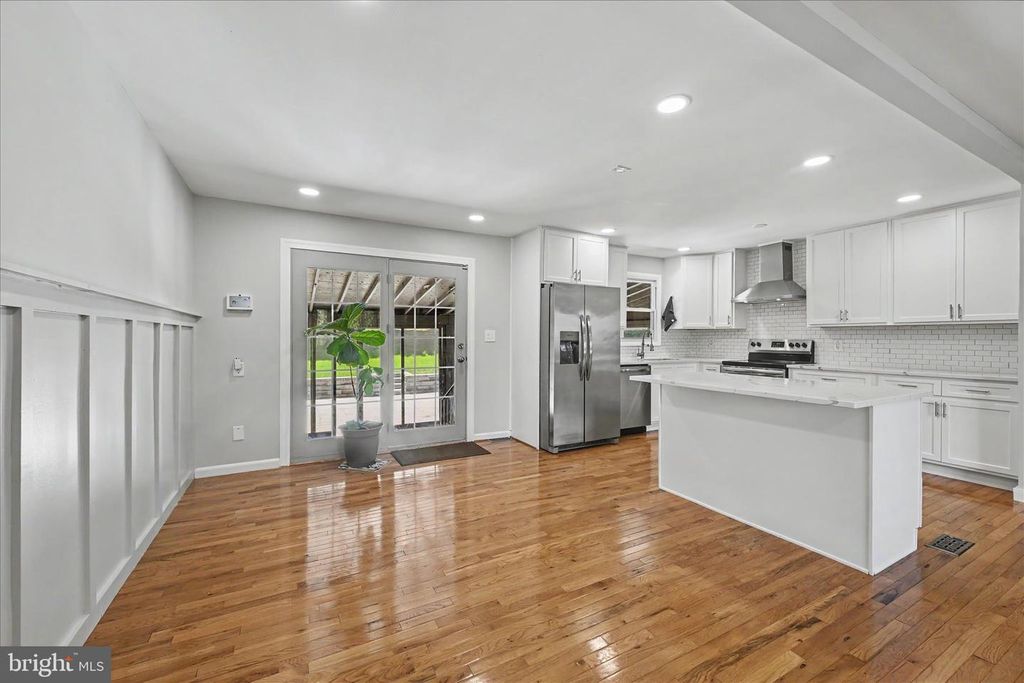 Image 8 of property listing at 401 GROVE RIDGE CT, Linthicum Heights, MD 21090