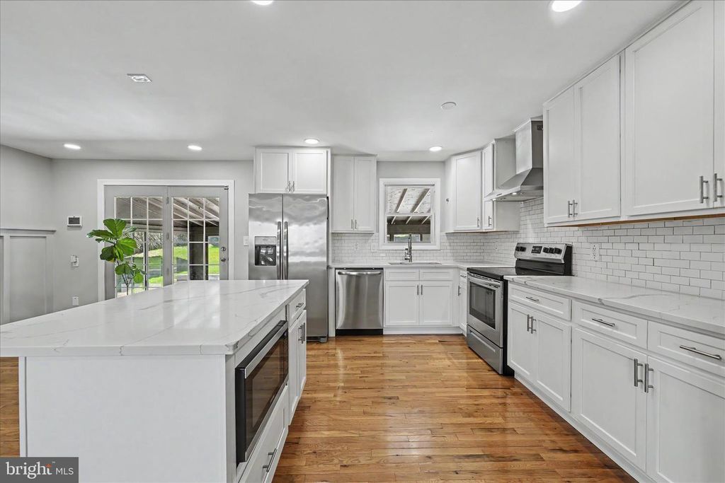 Image 9 of property listing at 401 GROVE RIDGE CT, Linthicum Heights, MD 21090