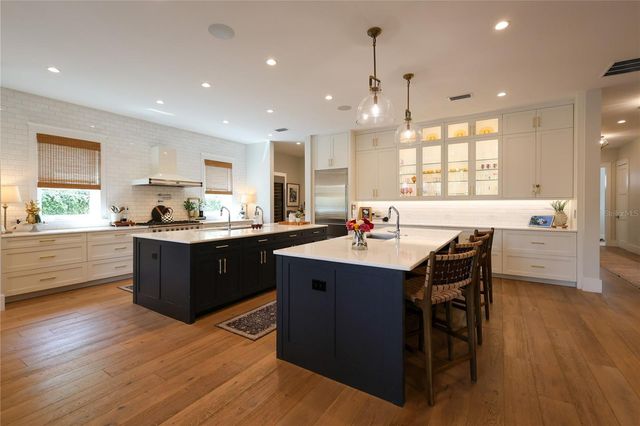 2402 W PARKLAND BOULEVARD, Tampa, FL 33609