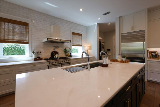 2402 W PARKLAND BOULEVARD, Tampa, FL 33609