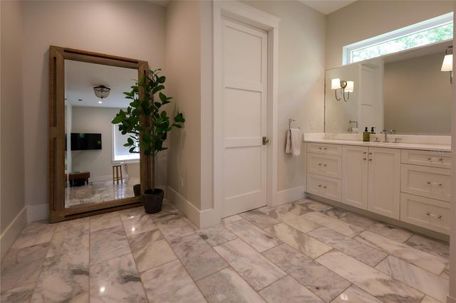 2402 W PARKLAND BOULEVARD, Tampa, FL 33609