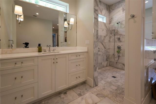2402 W PARKLAND BOULEVARD, Tampa, FL 33609