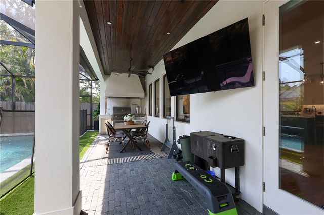 2402 W PARKLAND BOULEVARD, Tampa, FL 33609
