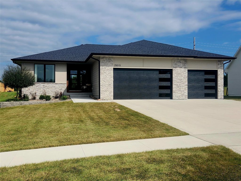25015 Eagle Vista Drive, Adel, IA 50003
