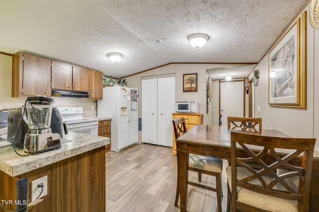 140 Country Lane, Surgoinsville, TN 37873
