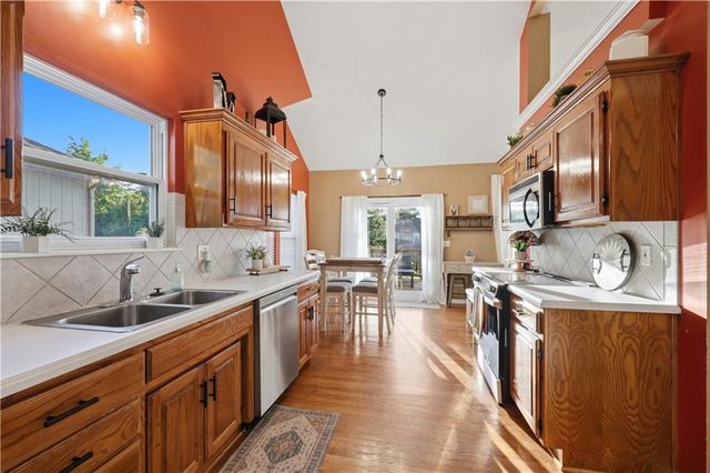 2304 NE SUMMERFIELD Drive, Blue Springs, MO 64029