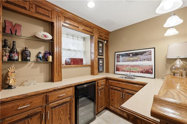 2304 NE SUMMERFIELD Drive, Blue Springs, MO 64029