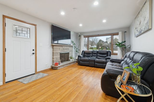 310 Oak Street, North Aurora, IL 60542