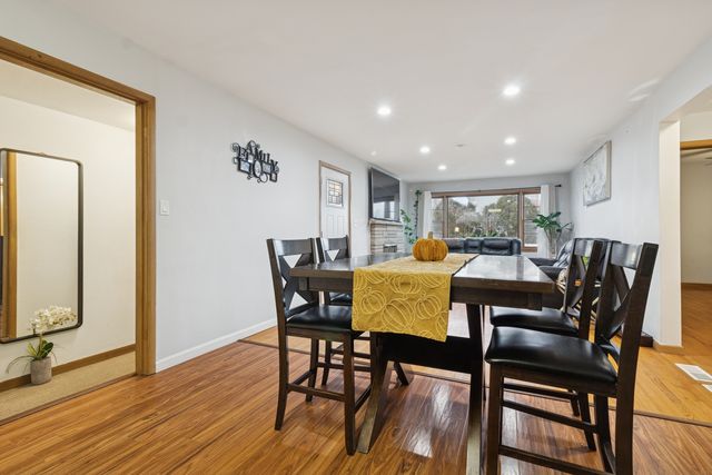 310 Oak Street, North Aurora, IL 60542