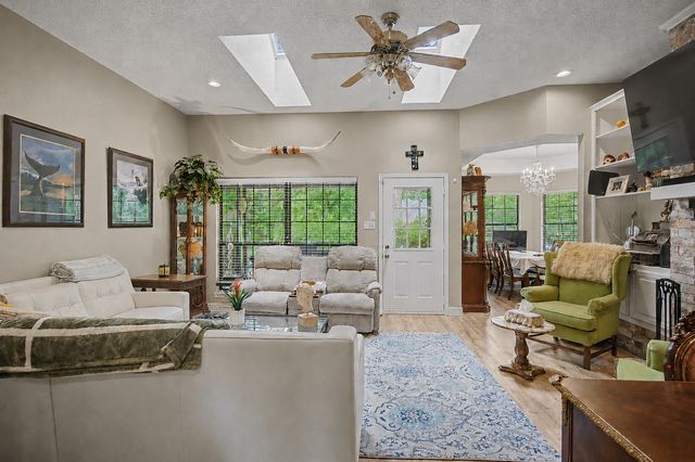 108 Old Barn Circle, Holly Lake Ranch, TX 75765