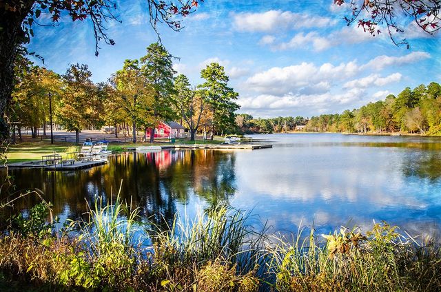 108 Old Barn Circle, Holly Lake Ranch, TX 75765