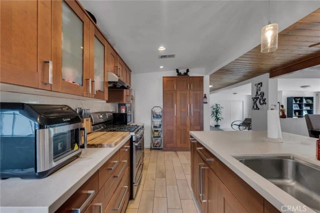 9707 Foothill, Sylmar, CA 91342