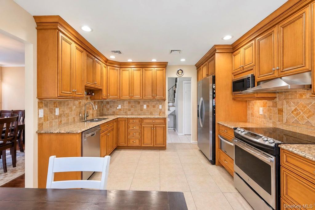 4 Hunting Hill Road, Woodbury, NY 11797 — photo 3
