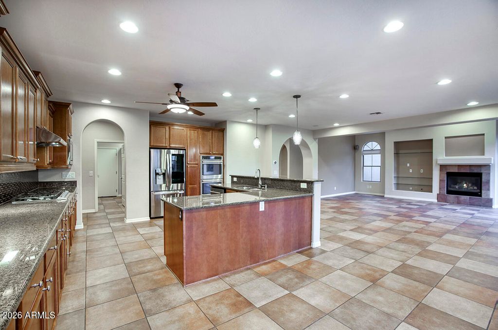 Image 8 of property listing at 3985 E HUMMINGBIRD Lane, Phoenix, AZ 85050