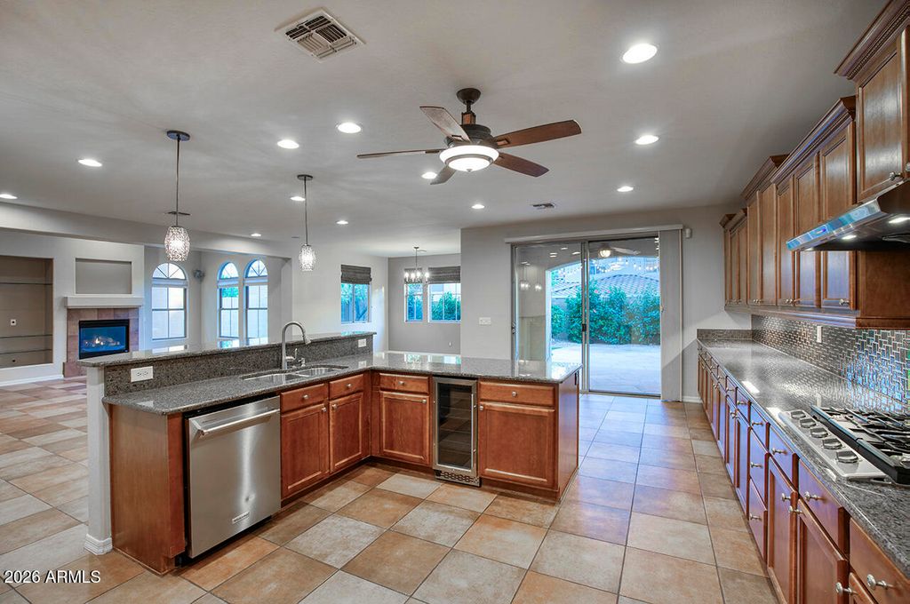Image 9 of property listing at 3985 E HUMMINGBIRD Lane, Phoenix, AZ 85050
