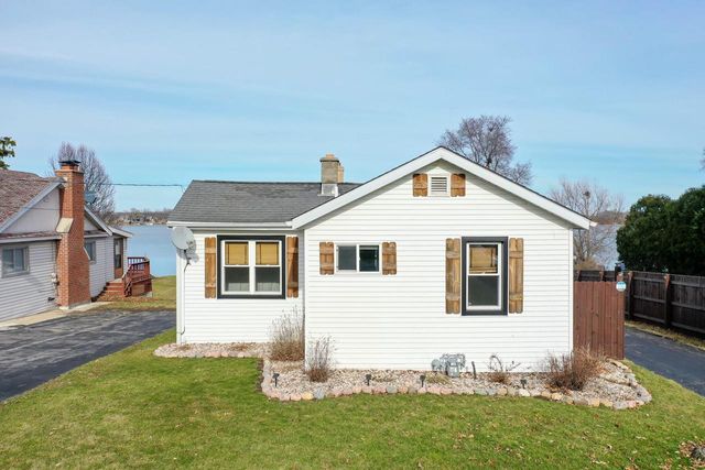 2225 Lakeshore DRIVE, Kansasville, WI 53139