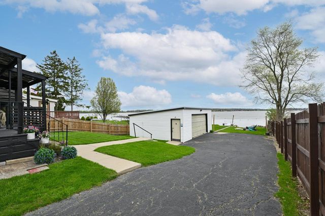 2225 Lakeshore DRIVE, Kansasville, WI 53139