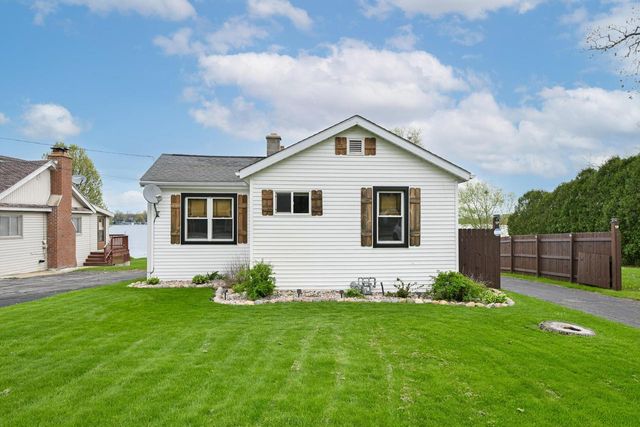 2225 Lakeshore DRIVE, Kansasville, WI 53139