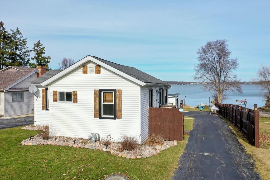 2225 Lakeshore DRIVE, Kansasville, WI 53139
