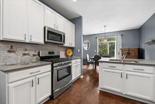 304 Grand Ridge Road 304, St. Charles, IL 60175