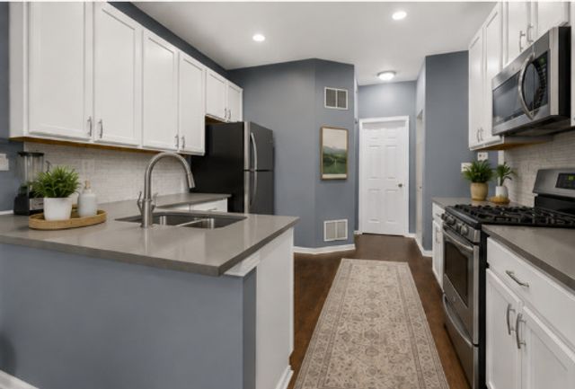304 Grand Ridge Road 304, St. Charles, IL 60175