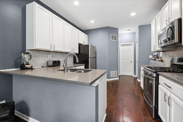 304 Grand Ridge Road 304, St. Charles, IL 60175