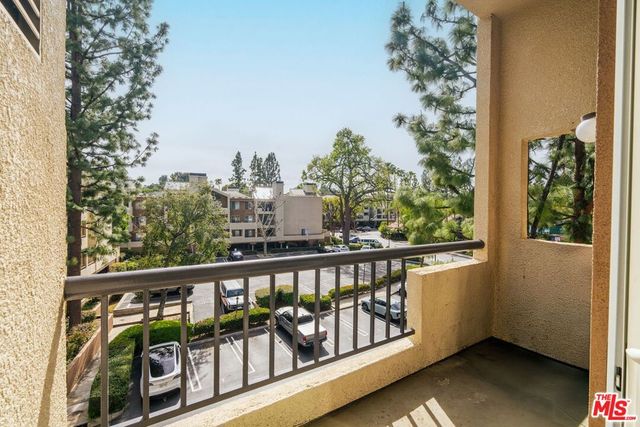 5545 Canoga Avenue 301, Woodland Hills, CA 91367