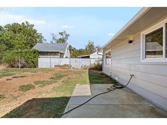 1202 Ne A St, Grants Pass, OR 97526