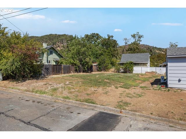 1202 Ne A St, Grants Pass, OR 97526