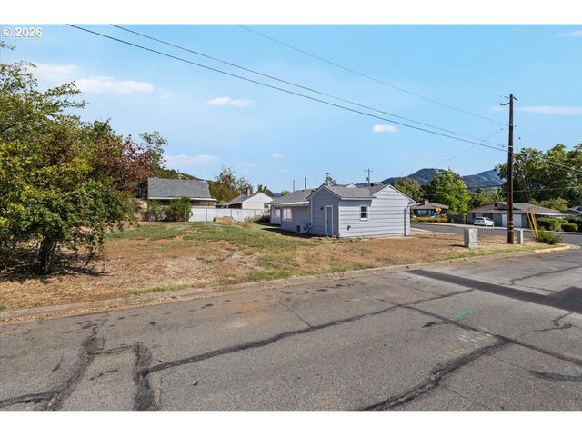 1202 Ne A St, Grants Pass, OR 97526