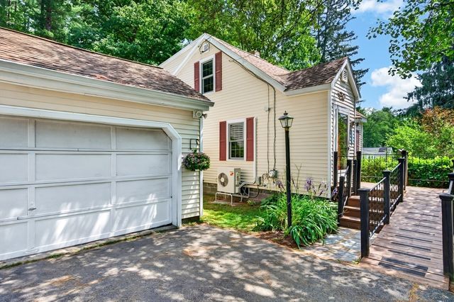 121 Poplar St, Greenfield, MA 01301