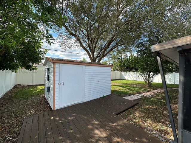 7880 NW 11th St, Pembroke Pines, FL 33024